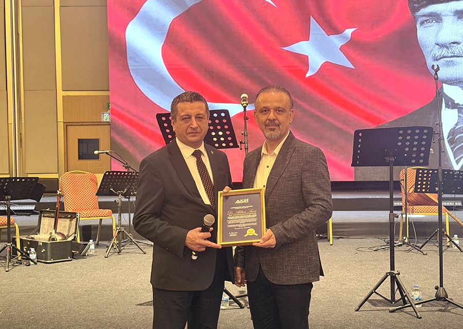 Dr Özgür Akın İnsanHumanoid Politika ve Diplomasi Elçiliği Unvanını Takdim Etti
